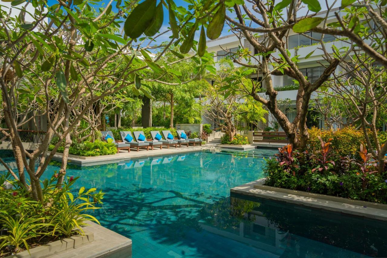 Eightfold Urban Resort Сиемрип Экстерьер фото The pool at the hotel