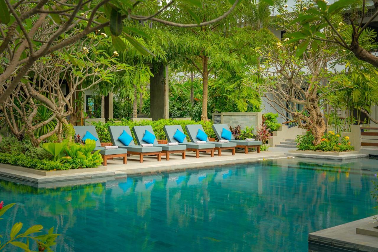 Eightfold Urban Resort Сиемрип Экстерьер фото The swimming pool at The Sukhothai