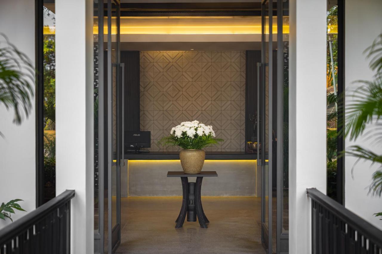 Eightfold Urban Resort Сиемрип Экстерьер фото The reception area at the hotel