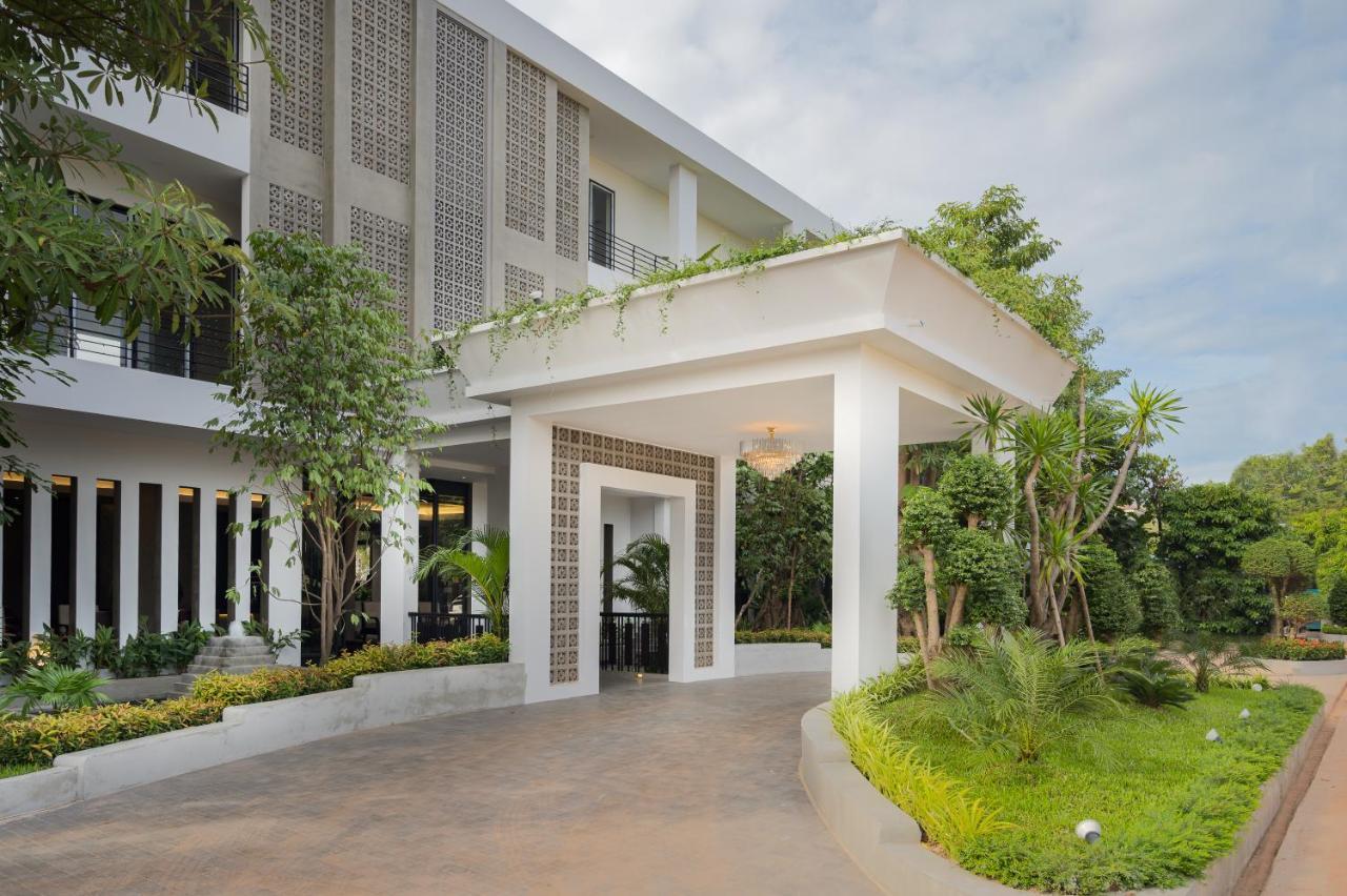Eightfold Urban Resort Сиемрип Экстерьер фото The hotel's entrance
