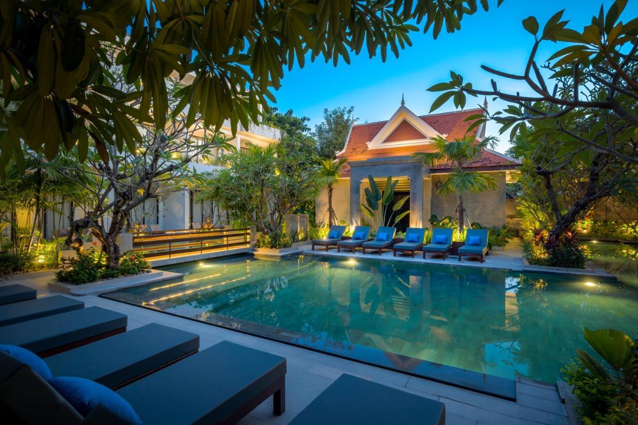 Eightfold Urban Resort Сиемрип Экстерьер фото The hotel's swimming pool