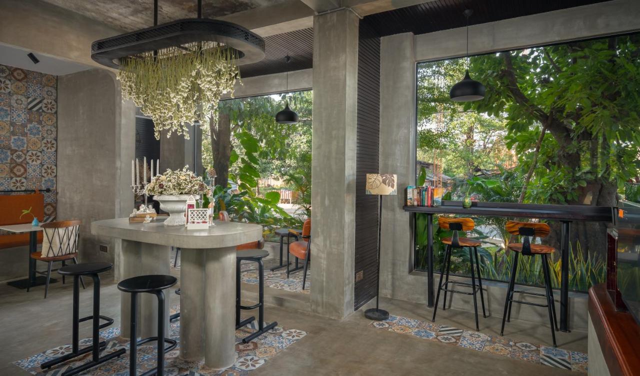 Eightfold Urban Resort Сиемрип Экстерьер фото The interior of the restaurant