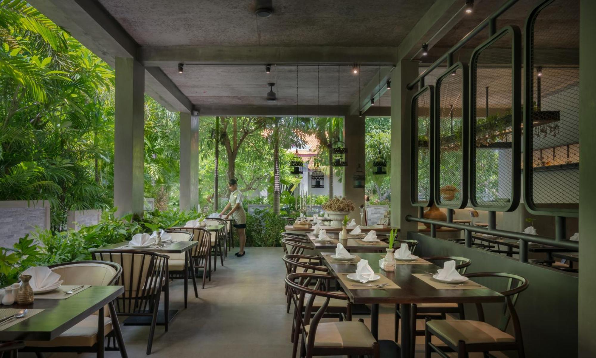 Eightfold Urban Resort Сиемрип Экстерьер фото Restaurant interior